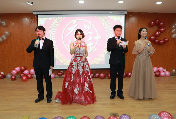 2dab63eadcc1469698d0c2d0206c9ab0.jpg 晚会学生主持人1.JPG