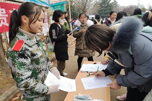 6512fc1feb004194952b19de6dc5c759.jpg 同学们在填写调查问卷.jpg