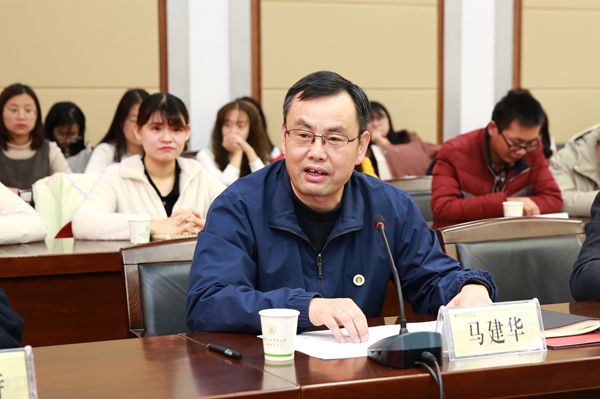 6a9000f2de40425a8688870ca27213f3.jpg 马建华副校长主持聘任仪式.jpg