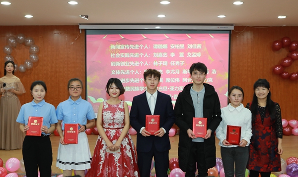 6d4588d7fcca46b389af67d7edfd3271.jpg 陈俊教授为学院先进个人颁奖.JPG