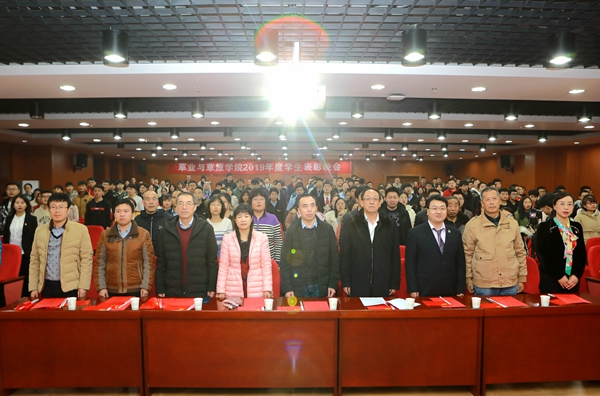 8455c17db02e468cbb2d8a4601042d60.jpg 全体师生奏唱国歌.JPG