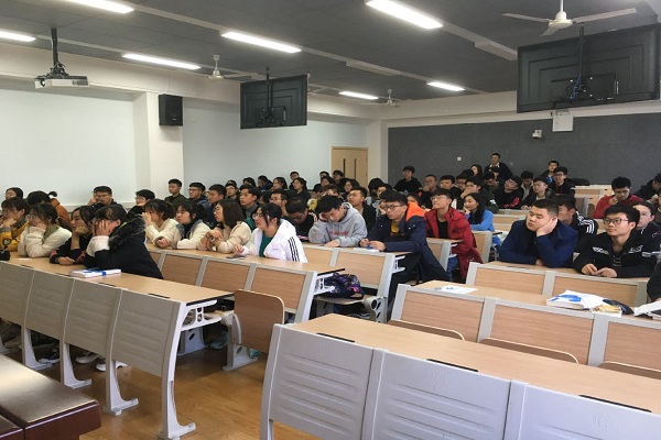 f440d9560bdb424eb704717e7cd55865.jpg 同学们认真学习一二九运动.jpg