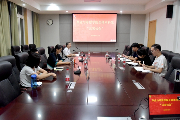 16c312d1f0554771b4e7fb3c2be8efbe.jpg 线下家长会现场.JPG