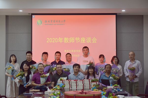 545d61742bea4964b3e33b5a092ed126.jpg 学院用鲜花为教师们送去节日的祝福3.jpg