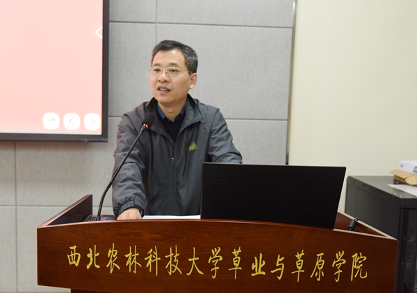 28b657c3a4f3441e90b2f4f716e70ac8.jpg 党总支副书记阮鹏作主题报告.JPG