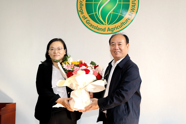 3陈玉林看望慰问哔咔漫画
何学青副教授_副本.jpg